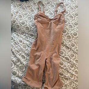 Skims Mid Thigh Bodysuit L/XL in Clay